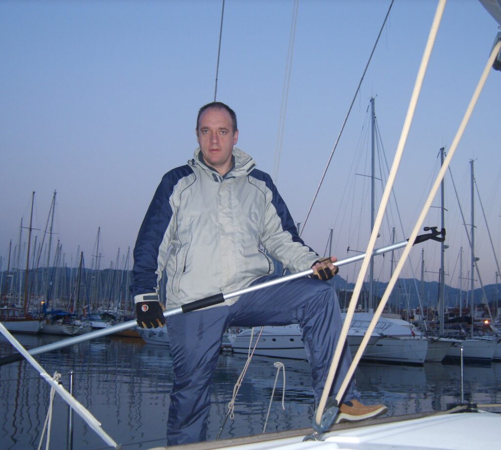 Черногория. Выйдите в море с нашим инструктором и поработайте с парусами под его руководством. Когда вернетесь в марину он же поможет отработать разные виды швартовок.